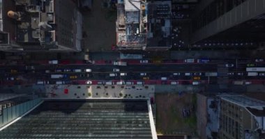 Gökyüzü kuşları tepeden aşağı doğru geniş caddedeki yoğun trafiğin yatay görüntüsünü izliyorlar. Manhattan, New York City, ABD