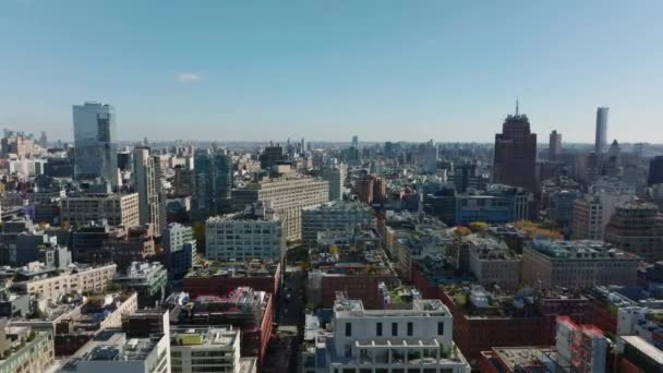 Slider of various buildings in urban neighbourhood. Town development in bright sunshine. Manhattan, New York City, USA — 图库视频影像