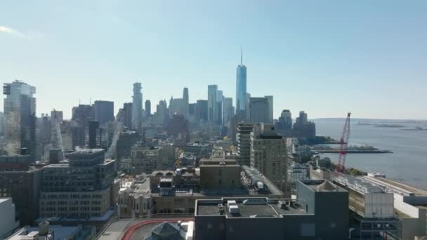 Maju terbang di atas gedung-gedung tinggi di kota. Cityscape dengan gedung pencakar langit modern. Manhattan, New York City, Amerika Serikat — Stok Video