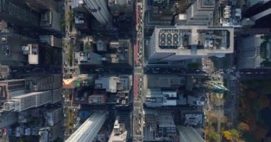 Gökyüzü kuşları yukarıdan şehrin caddelerini yukarıdan görüyor. Şehir merkezinde yoğun trafik var. Manhattan, New York City, ABD