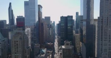 Şehir merkezindeki yüksek modern gökdelenler arasındaki yüksek düz caddenin manzarası. Kuzeyden 7. cadde. Manhattan, New York City, ABD