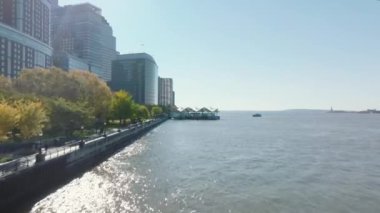 İleri doğru Hudson Nehri kıyısı boyunca yüksek katlı ofis binaları ile uçar. Brookfield Feribot Terminali 'ne gidiyoruz. Manhattan, New York City, ABD