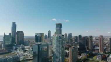 Hudson nehri kıyısındaki modern yüksek binaların kaydırak ve pan görüntüleri. Jersey City, ABD