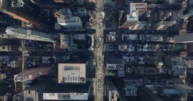 Gökyüzü kuşları yukarıdan aşağıya çeşitli yüksek binaların manzarasını izliyorlar. Kalabalık saatlerde şehir merkezindeki caddelerde yoğun trafik var. Manhattan, New York City, ABD