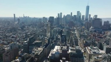 Kasaba gelişiminin hava görüntüsü. Büyük şehirde bir yerleşim yeri. Arka planda Aşağı Manhattan 'daki modern gökdelenler var. Manhattan, New York City, ABD