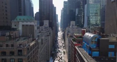 Şehir merkezindeki modern yüksek binalar arasındaki işlek caddenin üzerinde ilerliyorlar. Manhattan, New York City, ABD