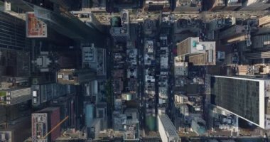 Gökyüzü kuşları tepeden aşağı, caddedeki trafik sıkışıklığını ve şehir merkezindeki caddeleri görüyor. Manhattan, New York City, ABD