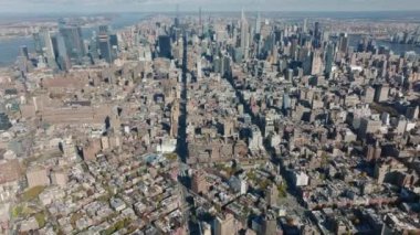 İkonik metropolün havadan görünüşü. Şehir merkezindeki modern gökdelenleri göster. Manhattan, New York City, ABD