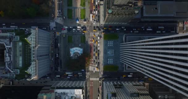 Pájaros aéreos ojo arriba hacia abajo panorámica vista de calles concurridas en Pulitzer y Grand Army Plaza. Manhattan, Nueva York, Estados Unidos — Vídeos de Stock