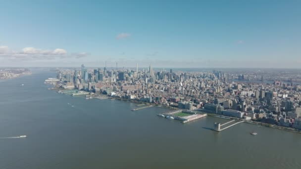 Incredibili riprese aeree panoramiche del lungomare del fiume Hudson e alti grattacieli aziendali. grattacieli del centro città. Manhattan, New York, USA — Video Stock