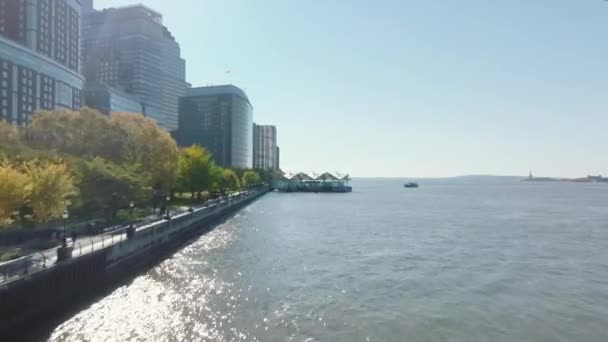 포탑들은 허드슨 강 유역을 따라 높은 사무실 건물 들 과 함께 날아 다닙니다. 브룩필드 플레이스 페리 터미널로 가고 있어. Manhattan, New York City, USA — 비디오