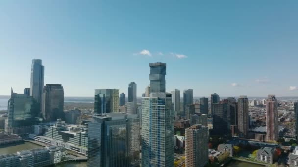 허드슨 강 워터 프론트에 있는 현대적 인 고층 건물의 슬라이드와 팬 화면. Jersey City, USA — 비디오