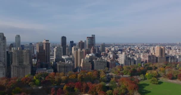 Dia und Filmaufnahmen von Hochhäusern, die den zentralen Teil umgeben. Schöne herbstliche Blätter an Bäumen. Manhattan, New York City, USA — Stockvideo