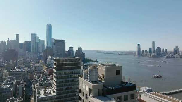 Vue aérienne de grands gratte-ciels modernes du centre-ville sur les deux rives de la rivière Hudson. Manhattan, New York, États-Unis — Video