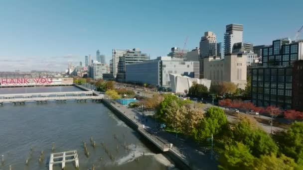 Dopředu létat nad nábřežím ve městě. Rušná multilanová západní ulice a podzimní barevné listí na stromech. Manhattan, New York City, USA — Stock video