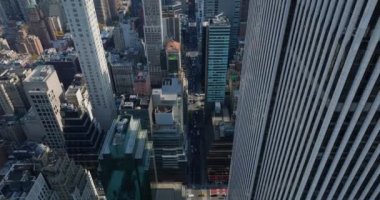 GM binasının çevresindeki trafiğin yüksek açılı görüntüsü. Kavşaklardan geçen arabalara doğru eğil. Manhattan, New York City, ABD