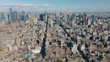 İleri, kasabanın üstünden uçar. Şehir merkezindeki gökdelenlere giden uzun düz sokaklar. Manhattan, New York City, ABD