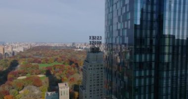 Forwardlar daire gökdeleni One57 'nin etrafında uçar. Sonbahar Central Park ve çevresindeki panoramik manzarayı gözler önüne seriyor. Manhattan, New York City, ABD
