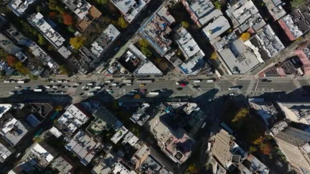 Flygfåglar ögon ovanför toppen ner panorering utsikt över trafiken på multilane enkelriktad gata i West Village stadsdelen. Manhattan, New York City, USA — Stockvideo