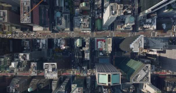 Pájaros aéreos ojo arriba hacia abajo panorámica vista de las calles del centro. Edificios de gran altura bajo el sol de la tarde. Manhattan, Nueva York, Estados Unidos — Vídeos de Stock