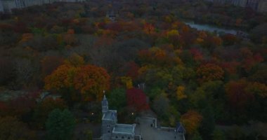 Sonbahar Central Park 'ında Belvedere Kalesi' nin üzerinden uç. Gökyüzü alacakaranlıkta gökyüzüne karşı gökdelenlerle gökyüzünü göster. Manhattan, New York City, ABD