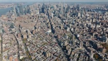 Kasaba gelişiminin havadan görüntüsü. Şehir merkezindeki gökdelenleri göster. Manhattan, New York City, ABD