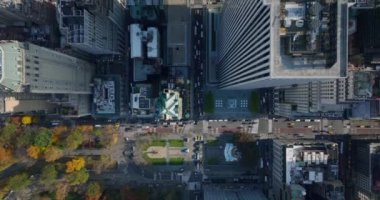 Gökyüzü kuşları tepeden aşağı şehirdeki yüksek binaların manzarasını izliyorlar. GM binasının ve caddelerin üzerinden uç. Manhattan, New York City, ABD