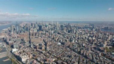 Şehrin hava panoramik görüntüleri. Şehir merkezindeki gökdelenler. Manhattan, New York City, ABD