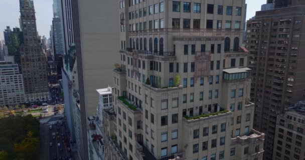 Wznoszący się materiał filmowy z luksusowego budynku hotelowego. Przechyl się na ulice. Manhattan, Nowy Jork, USA — Wideo stockowe