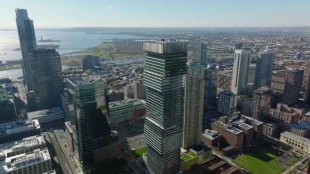 Şehirdeki uzun, modern apartmanın havadan çekilmiş görüntüsü. Şehir merkezindeki gökdelenler. Jersey City, ABD — Stok video
