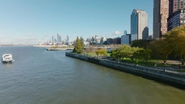 Przód przelatuje nad rzeką Hudson i Rockefeller Park. Ujawnienie wysokich budynków komercyjnych. Manhattan, Nowy Jork, USA — Wideo stockowe