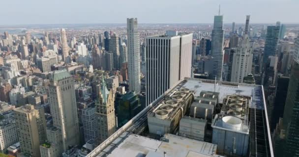 Letět přes vrchol vysoké budovy a naklonit dolů do ulic a domů níže. Letecký výhled do centra. Manhattan, New York City, USA — Stock video