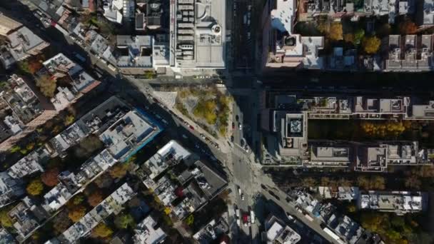 Aves aéreas olham de cima para baixo imagens de tráfego nas ruas em borough urbano residencial em grande cidade. Manhattan, Nova Iorque, EUA — Vídeo de Stock