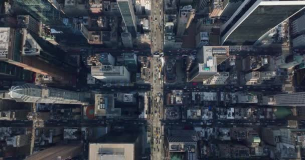 空中鸟儿俯瞰着第六大道附近公寓大楼的高层写字楼。市中心街道的交通拥挤。美国，纽约市，曼哈顿 — 图库视频影像