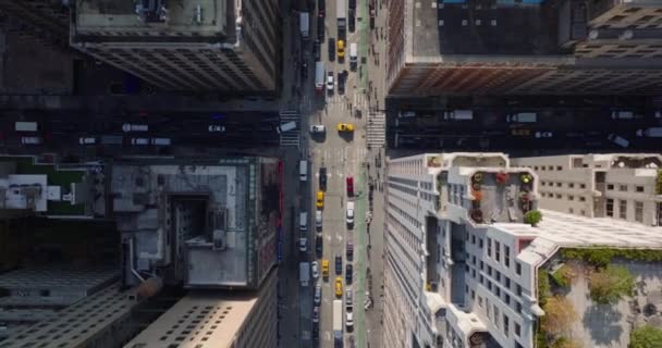 Ptaki lotnicze oko nad głową z góry na dół panoramiczny widok powoli poruszających się pojazdów w szerokich ulicach między budynkami wysokiego wzrostu w mieście. Manhattan, Nowy Jork, USA — Wideo stockowe
