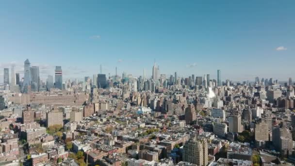 Flygfoto av stadsbilden med höga kontorsbyggnader på avstånd. Stadens skyline. Manhattan, New York City, USA — Stockvideo