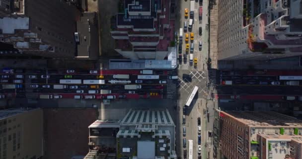 Aves aéreas vista desde arriba hacia abajo vista de las calles y la intersección obstruida por los vehículos. Mucho tráfico en la ciudad. Manhattan, Nueva York, Estados Unidos — Vídeos de Stock