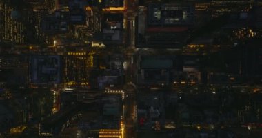 Havadan kuşların gözü şehir merkezindeki caddelerin tepesinde. Yüksekten gece şehir merkezinde. Manhattan, New York City, ABD