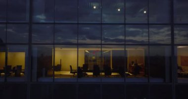 Modern binadaki ofislerin görüntülerini geri al. Şehirdeki camdan gökdelen duvarının tam kare görüntüsü. Manhattan, New York City, ABD