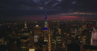 Şehir merkezindeki akşamın panoramik görüntülerini çekiyoruz. Aydınlatılmış gökdelenlerin tersten görünümü. Manhattan, New York City, ABD