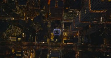 Havadan kuşların gözü yukarıdan aşağıya gece manzaralı. Yoğun bulvarın üzerinde yüksek, modern gökdelenlerin etrafında uç. Manhattan, New York City, ABD