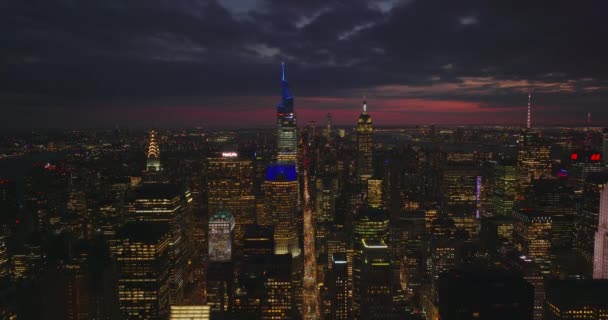 Luchtfoto panoramisch statisch schot van wolkenkrabbers in de stad 's nachts. Een Vanderbilt en Empire State Building tegen de kleurrijke lucht. Manhattan, New York City, Verenigde Staten — Stockvideo