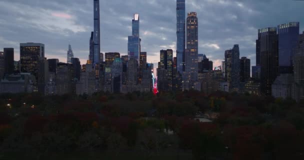 Stigande bilder av skyskrapor mot skymningshimlen. Central park och omgivande höghus i skymningen. Manhattan, New York City, USA — Stockvideo