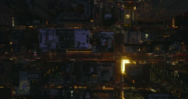 Gökyüzü kuşları yukarıdan aşağı şehir merkezindeki aydınlanmış caddelerin manzarasını izliyorlar. Büyük kasabanın üzerinde gece uçuşu. Manhattan, New York City, ABD — Stok video