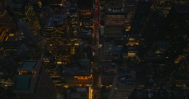 Vista de ângulo alto da cidade da noite. Incline-se para baixo em edifícios altos iluminados do centro da cidade e ruas. Manhattan, Nova Iorque, EUA — Vídeo de Stock