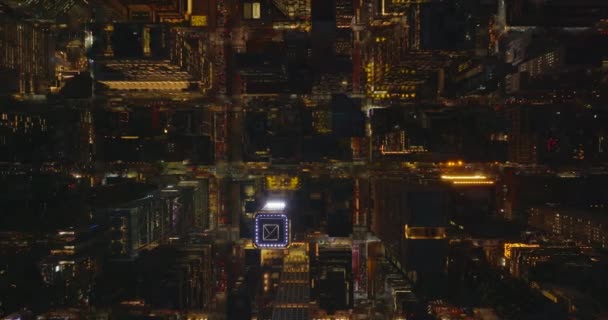 Глаз воздушных птиц сверху вниз вид на развитие города. Ночной город с высоты. Пробки на улицах. Манхэттен, Нью-Йорк, США — стоковое видео