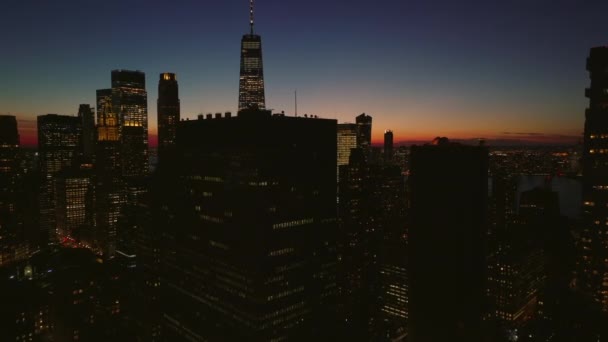 Scorrevole e pan elevato filmato di moderni grattacieli alti uffici nel distretto finanziario contro cielo crepuscolo colorato. Manhattan, New York, USA — Video Stock