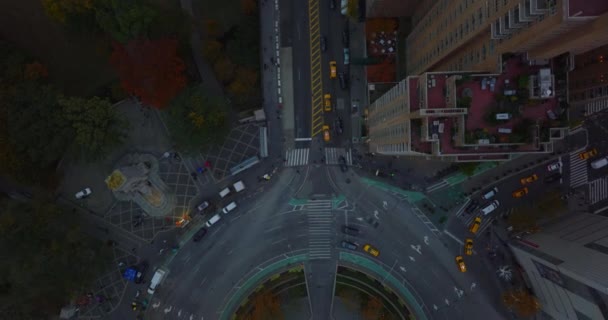 Aves aéreas olho em cima vista de cima para baixo de grande rotunda. Táxis amarelos e vários veículos que passam pelo Columbus Circle. Manhattan, Nova Iorque, EUA — Vídeo de Stock