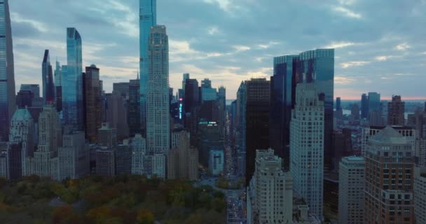 도시 경관 이 높게 펼쳐져 있다. 다운타운 마천 루와 긴 직선 도로. 구름 이 자욱 한 하늘. Manhattan, New York City, USA — 비디오