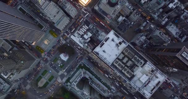 Глаз воздушных птиц сверху вниз панорамный вид на пробку в центре города. Засоренные перекрестки транспортных средств между высотными зданиями. Манхэттен, Нью-Йорк, США — стоковое видео